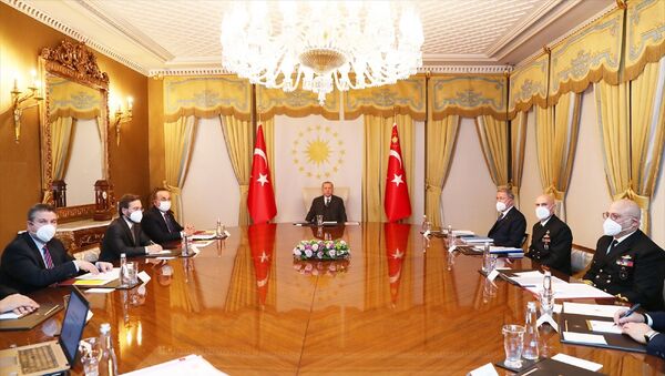 Türkiye Cumhurbaşkanı Recep Tayyip Erdoğan (ortada), Vahdettin Köşkü'nde düzenlenen Dış Politika Değerlendirme Toplantısı'na başkanlık etti. Toplantıya Dışişleri Bakanı Mevlüt Çavuşoğlu (sol 3), Milli Savunma Bakanı Hulusi Akar (sağ 3) ve İletişim Başkanı Fahrettin Altun da (sol 2) katıldı. - Sputnik Türkiye