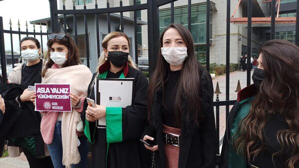 Eski eşinin özel görüntülerini arkadaş grubunda paylaşan kocaya 2.5 yıl hapis - Sputnik Türkiye