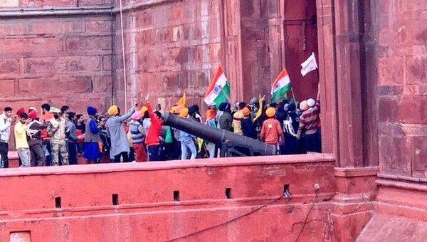 Hindistan'da Cumhuriyet Bayramı'nı Traktör Günü'ne çeviren protestocu çiftçiler, Delhi'de Kızıl Kale'ye girerken - Sputnik Türkiye