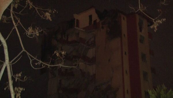 Maltepe’de çatlaklar oluşan ve tehlike arz eden binalar yıkılmaya başlandı. Yıkımına başlanan bir bina gün sonu nedeniyle yarım bırakıldı. Şiddetli lodos nedeniyle yarım kalan bina göçtü - Sputnik Türkiye