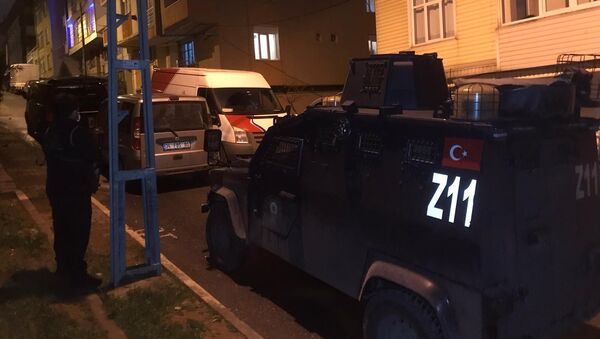 İstanbul'un 4 ilçesinde, gözaltı kararı verilen 14 kişinin yakalanması için eş zamanlı operasyon düzenlendi. Çok sayıda şüpheli yakalandı. - Sputnik Türkiye
