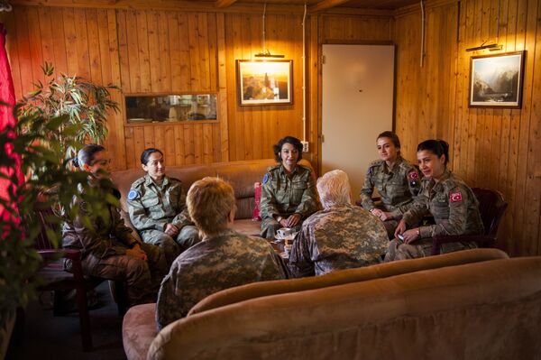 Dünyanın çeşitli ülkelerinde orduda görev alan kadın askerler - Sputnik Türkiye