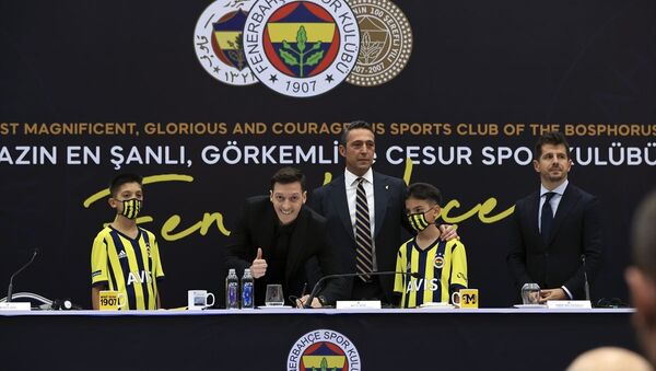 Mesut Özil imza attı - Sputnik Türkiye