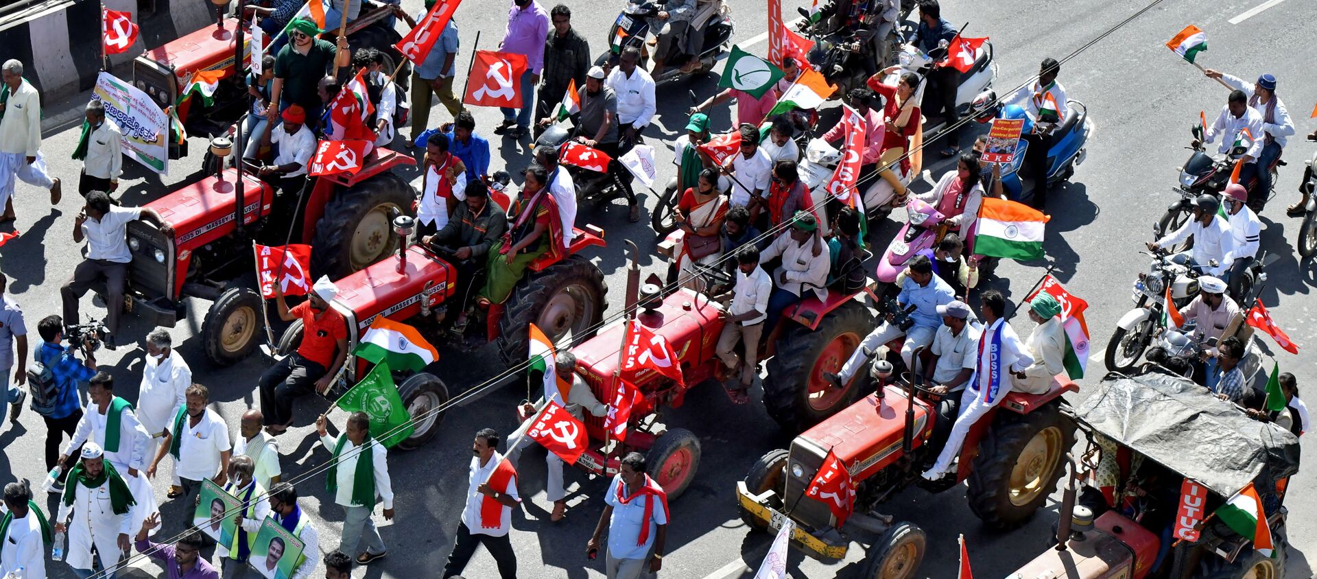 Hindistan'da çiftçilerin 26 Ocak Cumhuriyet Bayramı'nda düzenlediği Traktör Yürüyüşü'nün Bangalore ayağından bir sahne - Sputnik Türkiye, 1920, 27.01.2021