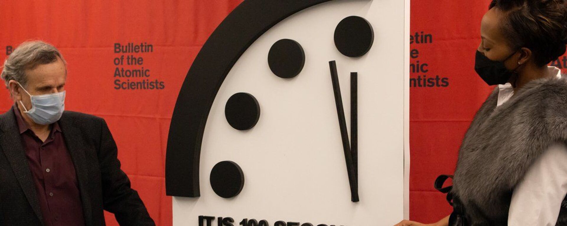 Atom Bilimcileri Bülteni'nin 1947'de kurduğu 'Kıyamet Saati' (Doomsday Clock), koronavirüs pandemisi döneminde geçen yıl ilerlediği geceyarısına 100 saniye kaladan bu yıl da geriye gidemedi. - Sputnik Türkiye, 1920, 20.01.2022