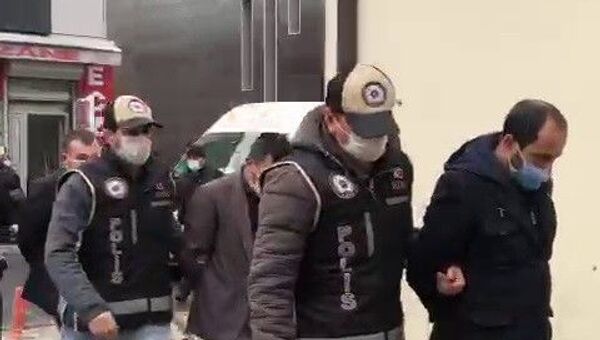 Sakarya polisi tarafından düzenlenen operasyonda usulsüz rapor düzenledikleri suçlamasıyla gözaltına alınan 13 sağlık çalışanından 2'si tutuklandı. - Sputnik Türkiye
