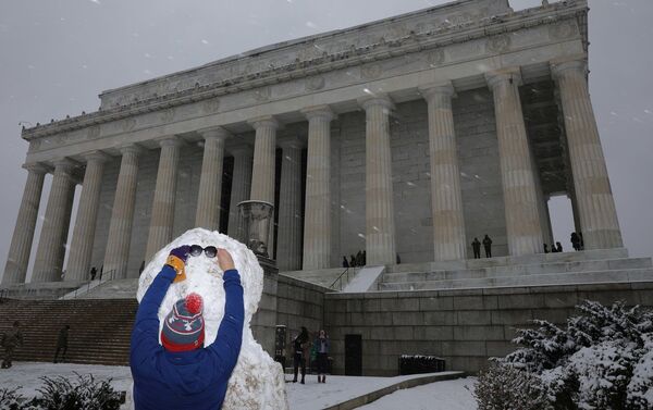 Washington'da acil durum ilan edilirken, kentte kar kalınlığı 10 santimetreyi buldu. - Sputnik Türkiye