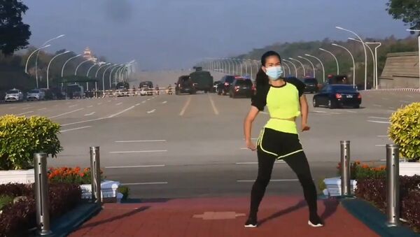 Myanmarlı kadın, aerobik yaparken yanlışlıkla darbenin ilk anlarını filme aldı - Sputnik Türkiye