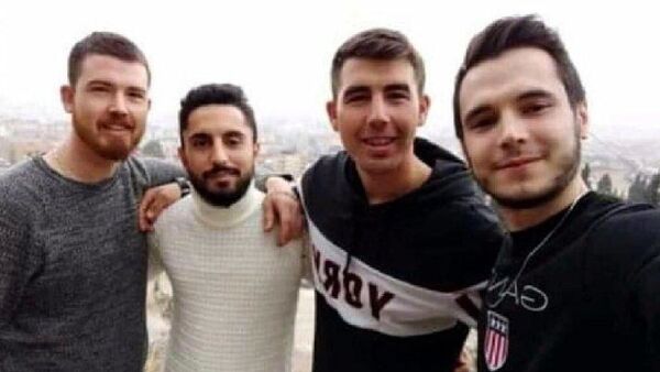 Manisa'nın Ahmetli ilçesinde yan yana cansız bedenleri bulunan 4 arkadaştan üçünün ölmeden kısa süre önce çektikleri veda videosunda seslendikleri 'Mert',  ölen gençlerden Neşet Dalgın'ın (24), Suriye'de uzman onbaşı olarak görev yapan kardeşi Mert Dalgın (23) çıktı.  - Sputnik Türkiye