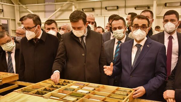 Enerji ve Tabii Kaynaklar Bakanı Dönmez, Söğüt`te altın kaynağı tespit edilen sahayı inceledi - Sputnik Türkiye