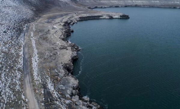 Dünyanın en derin üçüncü gölü olan Acıgöl'de kuraklık nedeniyle derin yarıklar oluştu - Sputnik Türkiye