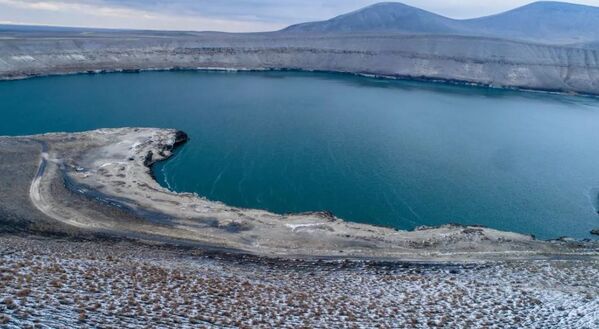 Dünyanın en derin üçüncü gölü olan Acıgöl'de kuraklık nedeniyle derin yarıklar oluştu - Sputnik Türkiye