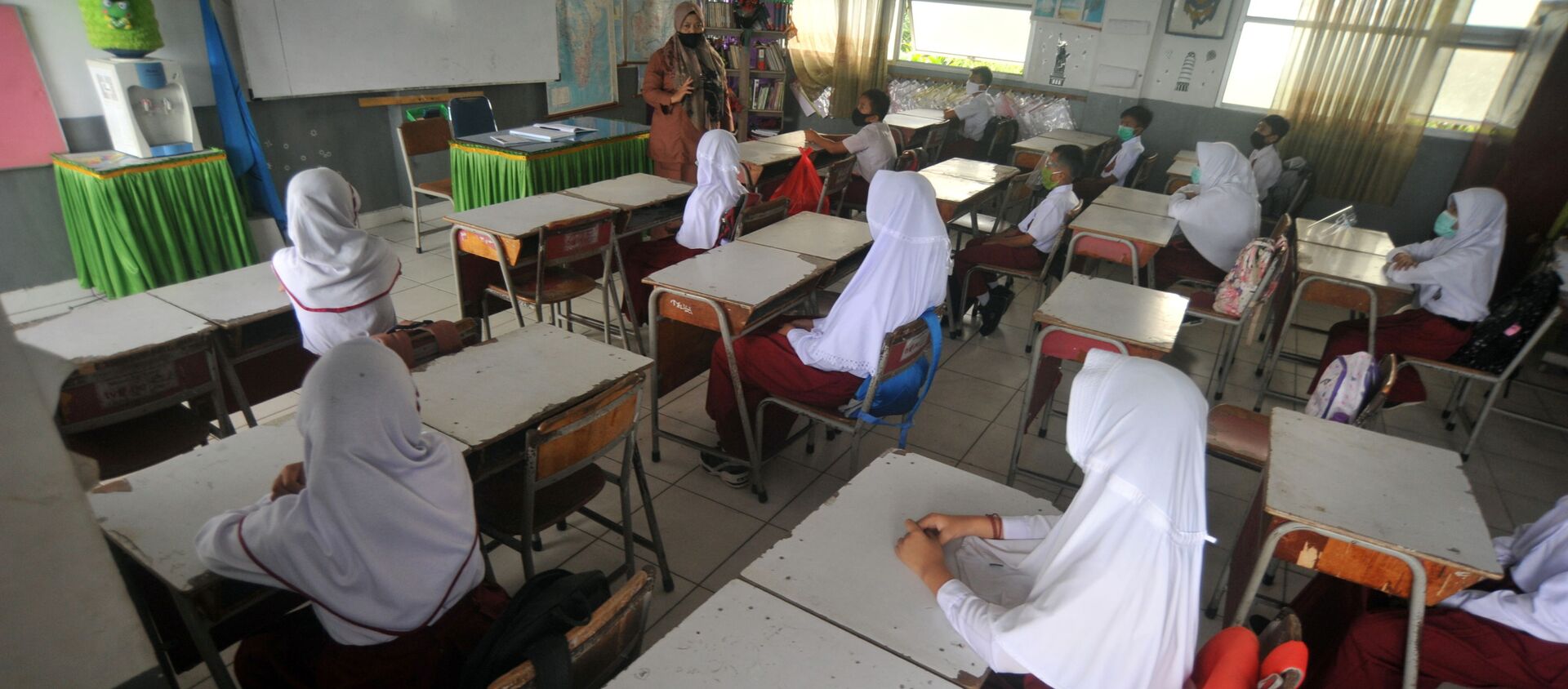 Endonezya'nın Batı Sumatra eyaletindeki Padang şehrinde bir okulda ders görülürken tesettürlü öğretmen ve öğrenciler - Sputnik Türkiye, 1920, 05.02.2021