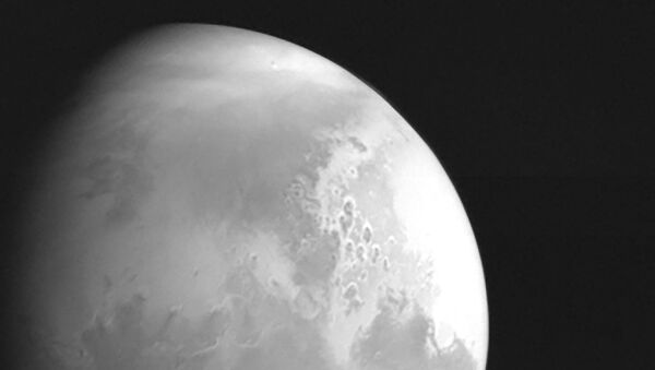 Çin Ulusal Uzay İdaresi tarafından yayımlanan fotoğraf, Mars keşif aracı Tianwen-1 tarafından Mars’ın 2,2 milyon kilometre mesafeden çekilen ilk görüntüsünü gösteriyor - Sputnik Türkiye