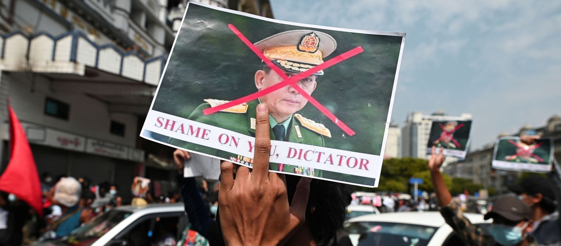 Askeri darbeye karşı düzenlenen protestolarda Genelkurmay Başkanı Min Aung Hlaing'in resmine çarpı atılıp 'Utan diktatör' yazıldı. (Yangon, Myanmar) - Sputnik Türkiye, 1920, 11.03.2021