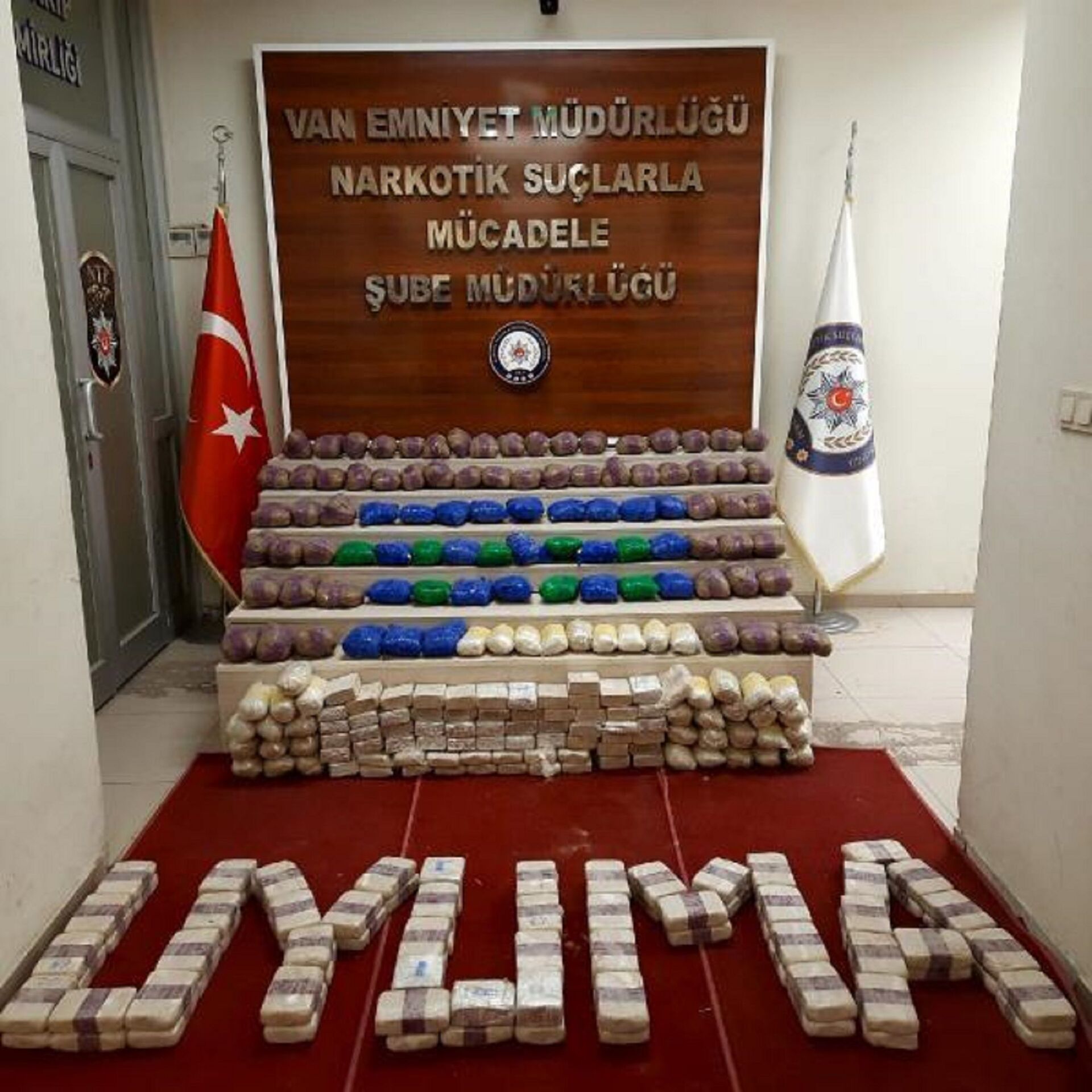 Polislerden, ele geçirdikleri uyuşturucuyla 'uzay' mesajı - Sputnik Türkiye, 1920, 10.02.2021