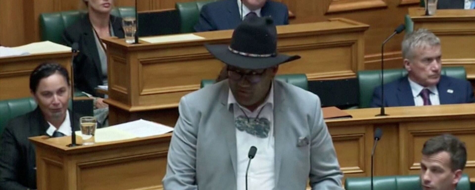 Yeni Zelanda'da kravat krizi: Parlamento Başkanı Trevor Mallard, Maori Partisi Eşbaşkanı Rawiri Waititi'ye erkek milletvekillerinin soru sorabilmesi için kravat takması zorunluluğuna uymadığı gerekçesiyle genel kurulu terk etti. - Sputnik Türkiye, 1920, 11.02.2021