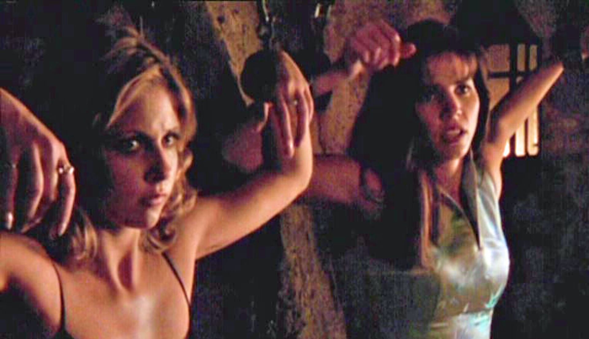 Buffy the Vampire Slayer dizisinde Buffy'yi canlandıran Sarah Michelle Gellar ile Cordelia Chase'i canlandıran Charisma Carpenter - Sputnik Türkiye, 1920, 11.02.2021
