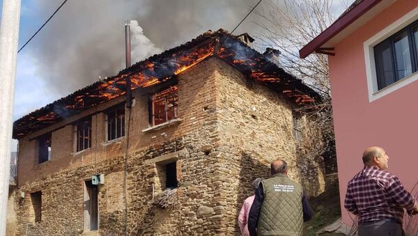 İzmir'in Ödemiş ilçesinde iki katlı bir evde çıkan yangında, yalnız yaşadığı öğrenilen 96 yaşındaki kadın hayatını kaybetti. - Sputnik Türkiye