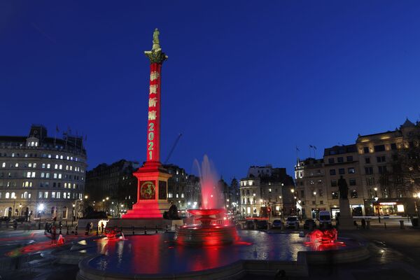 İngiltere'de sanatın ve kültürün simgesi Trafalgar Meydanı, Çin Yeni Yılı'nı diğer ismiyle bu yıl 12 Şubat'a denk gelen Bahar Festivali'ni kutlamak için ışıklarını kırmızıya çevirdi. - Sputnik Türkiye
