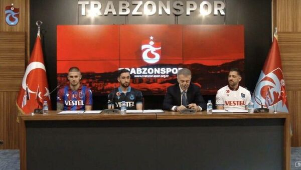Trabzonspor Başkanı Ahmet Ağaoğlu; Berat Özdemir, Anastasios Bakasetas, Yunus Mallı imza töreni - Sputnik Türkiye
