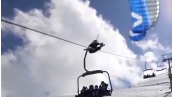 Bingöl’de teleferik teline takılıp düşen paraşütçü - Sputnik Türkiye