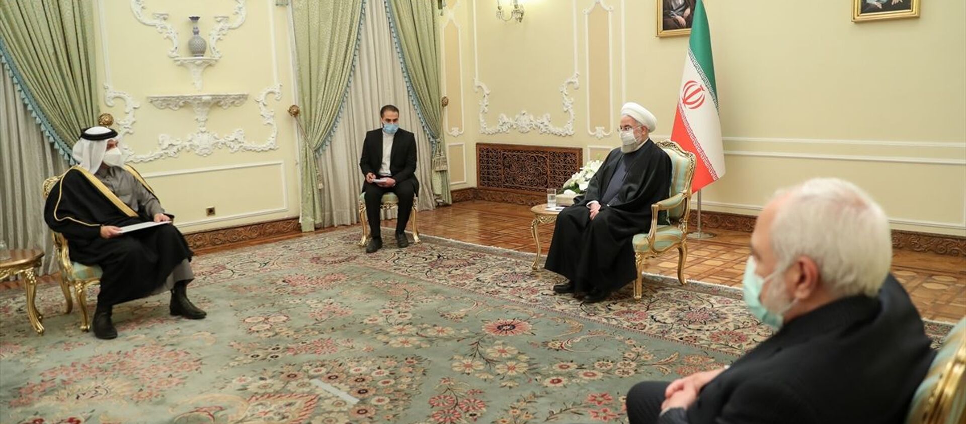 İran Cumhurbaşkanı Hasan Ruhani, (sağda) başkent Tahran'da temaslarda bulunan Katar Dışişleri Bakanı Muhammed bin Abdurrahman Al Sani'yi (solda) kabul etti. - Sputnik Türkiye, 1920, 16.02.2021