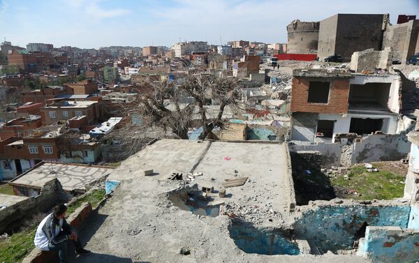 Asıl nüfusunu Diyarbakır köylerinden gelenlerin oluşturduğu mahallede, düzenli bir işi olmayan, dar gelirli aileler oturuyor. - Sputnik Türkiye