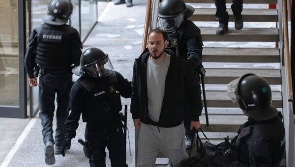 İspanya'da polis üniversiteyi basıp aranan rapçiyi tutukladı - Sputnik Türkiye