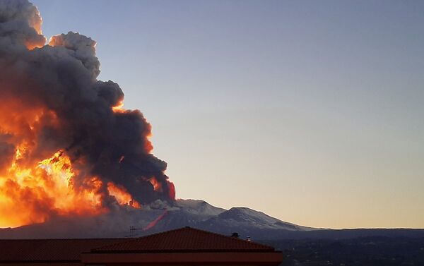 İtalya'nın güneyindeki aktif yanardağlardan Etna'da şiddetli volkanik patlamalar meydana geldi. Katanya'nın Fontanarossa havaalanında acil durum ilan edilerek tüm uçuşlar durduruldu. - Sputnik Türkiye