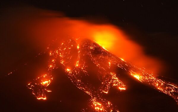 İtalya'nın güneyindeki aktif yanardağlardan Etna'da şiddetli volkanik patlamalar meydana geldi. Katanya'nın Fontanarossa havaalanında acil durum ilan edilerek tüm uçuşlar durduruldu. - Sputnik Türkiye
