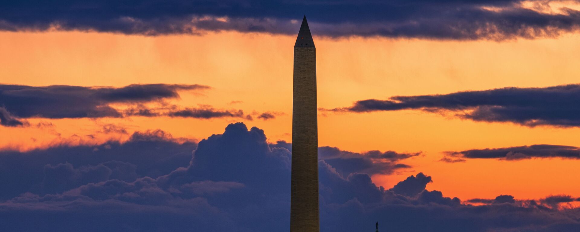 Мемориал Линкольна,  монумент Вашингтону и Капитолий США на рассвете в день инаугурации в Вашингтоне - Sputnik Türkiye, 1920, 03.01.2023