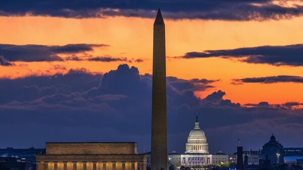 Мемориал Линкольна,  монумент Вашингтону и Капитолий США на рассвете в день инаугурации в Вашингтоне - Sputnik Türkiye