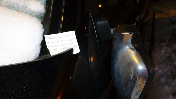 Belediye’nin kar küreme aracı, araba aynasını kırdı: Ekipler ‘aracın aynasını kırdık, sizi bulamadık’ diye not bıraktı - Sputnik Türkiye