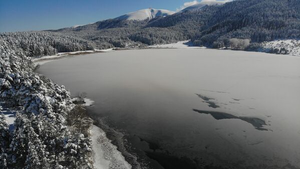 Bolu'da dondurucu soğuk gölleri buzla kapladı - Sputnik Türkiye