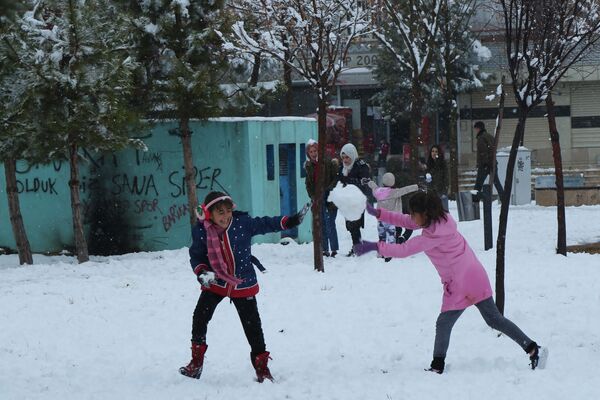 Parklara akın eden çocuklar kar topu oynadı. - Sputnik Türkiye