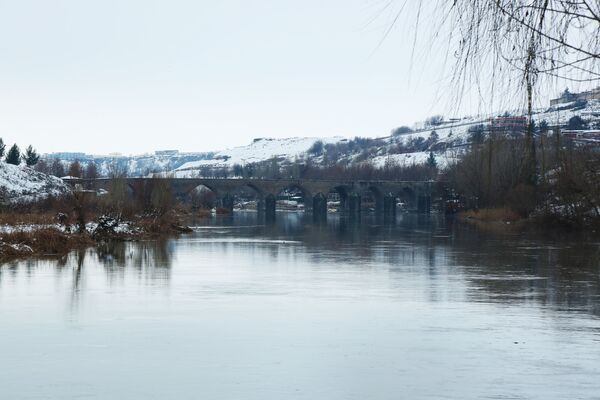 Bazı vatandaşlar kar manzarası için Ongözlü Köprü’ye giderek bol bol fotoğraf çektirdi. - Sputnik Türkiye