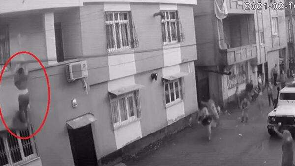 Odaya kilitlenip darbedildiği öne sürülen kadın balkondan aşağı düştü - Sputnik Türkiye