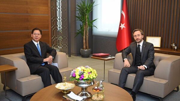 Cumhurbaşkanlığı İletişim Başkanı Fahrettin Altun, Çin Halk Cumhuriyeti Ankara Büyükelçisi Liu Shaobin ile bir araya geldi.  - Sputnik Türkiye