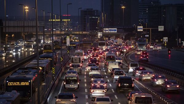 İstanbul'da, yeni tip koronavirüsle (Kovid-19) mücadele önlemleri kapsamında saat 21.00'de uygulanacak sokağa çıkma kısıtlaması öncesi, D-100 kara yolu Cevizlibağ mevkisinde her iki yönde trafik yoğunluğu yaşandı. - Sputnik Türkiye