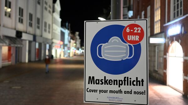 Almanca 'maske zorunluluğu' tabelası, sokağa çıkma yasağı uygulaması, Flensburg, Almanya - Sputnik Türkiye