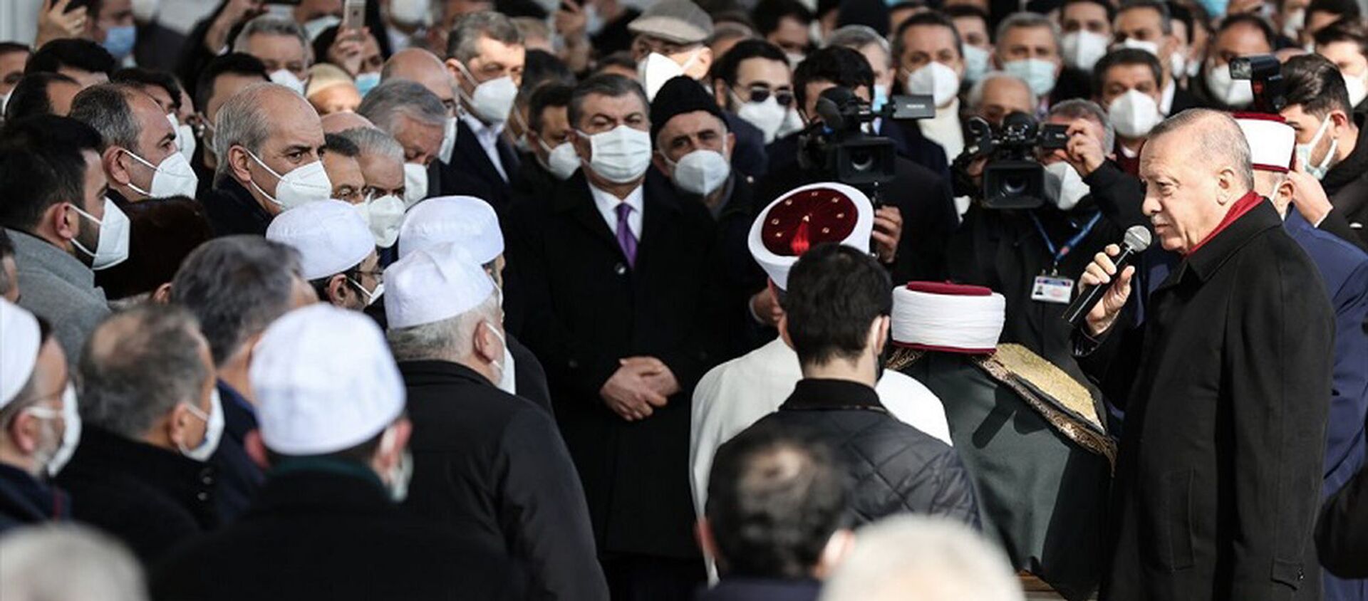 Sağlık Bakanı Koca, Saraç'ın cenazesindeki kalabalık görüntülerle ilgili özür diledi - Sputnik Türkiye, 1920, 24.02.2021
