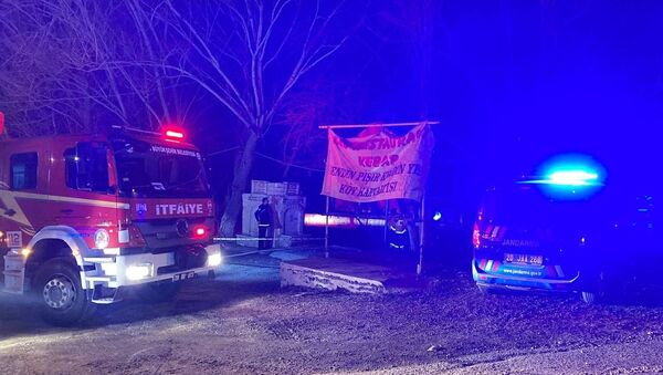 Denizli'de bir restoranda yangın çıktı. İtfaiye ekiplerinin müdahalesiyle söndürülen yangında 3 kişi hayatını kaybetti. - Sputnik Türkiye
