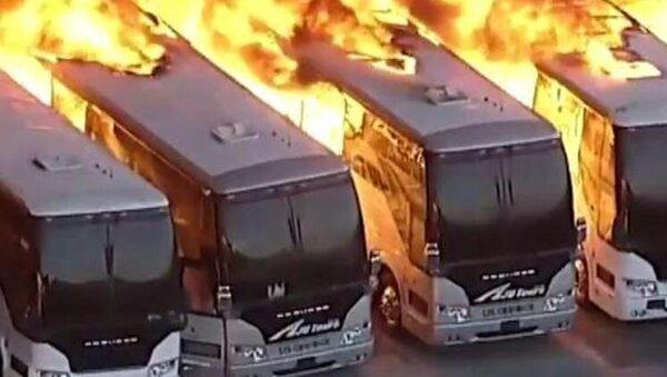 ABD'nin Los Angeles kentinde bulunan bir otobüs garajında yangın çıktı. Yangında can kaybı ya da yaralanma olmadığı açıklanırken; onlarca otobüs kullanılmaz hale geldi. - Sputnik Türkiye
