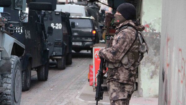 Diyarbakır'da operasyon: HDP'li vekilin babası dahil 14 kişi gözaltında - Sputnik Türkiye