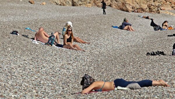 Antalya'da kısıtlamadan muaf tutulan turistler,  Şubat ayının son gününde denizin ve güneşin tadını çıkardı. - Sputnik Türkiye