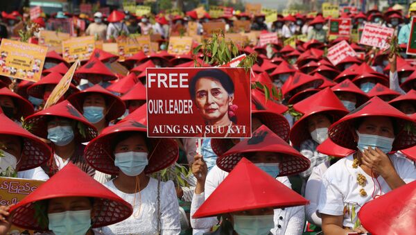 Birleşmiş Milletler İnsan Hakları Ofisi tarafından yapılan açıklamada, Myanmar'da darbe karşıtı protestolarda polisin göstericilere ateş açması sonucu en az 18 kişinin öldürüldüğü bildirildi. - Sputnik Türkiye