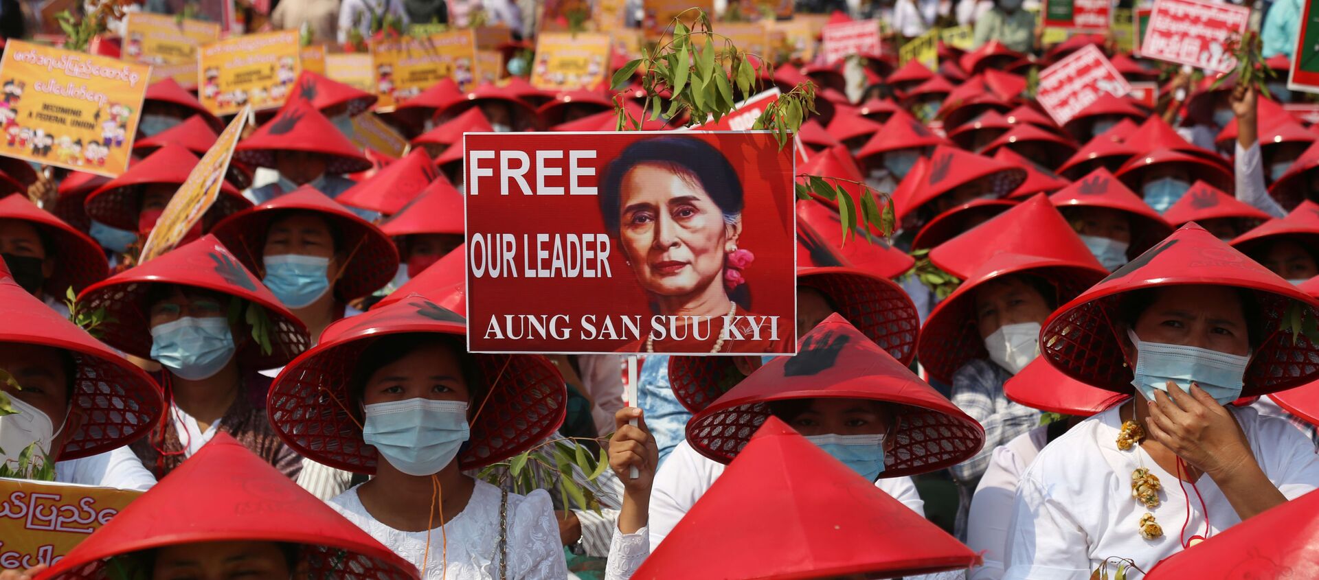 Birleşmiş Milletler İnsan Hakları Ofisi tarafından yapılan açıklamada, Myanmar'da darbe karşıtı protestolarda polisin göstericilere ateş açması sonucu en az 18 kişinin öldürüldüğü bildirildi. - Sputnik Türkiye, 1920, 28.02.2021