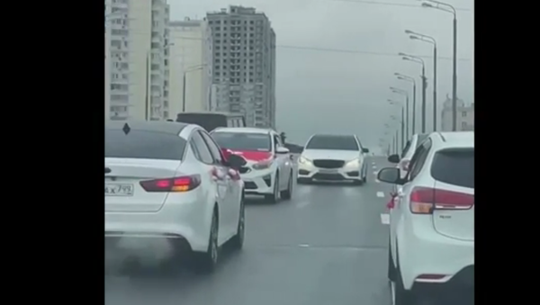 Moskova’da birinin kaputunda Türk bayrağı görülen birkaç otomobil geri giderek trafiği tıkadı - Sputnik Türkiye