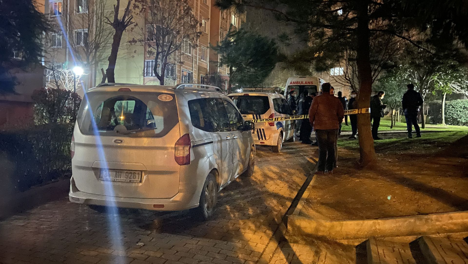 Başakşehir'de emekli bir subay, iddiaya göre kumar borcunu ödemek için para istediği ve ret cevabı aldığı eşini silahla vurarak öldürdü. Polis ekipleri olay sonrası kaçan şahsı yakalamak için geniş çaplı çalışma başlattı. Başakşehir'de emekli bir subay, iddiaya göre kumar borcunu ödemek için para istediği ve ret cevabı aldığı eşini silahla vurarak öldürdü. Polis ekipleri olay sonrası kaçan şahsı yakalamak için geniş çaplı çalışma başlattı. - Sputnik Türkiye, 1920, 05.03.2021